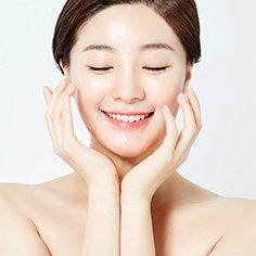 두 손으로 얼굴을 감싼 여성 모델