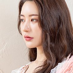 웨이브 머리 여성 모델 옆얼굴