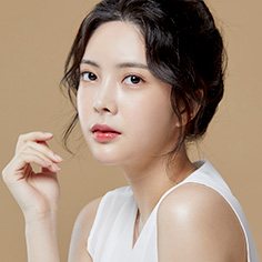 베이지 바탕 올림머리 여성 모델