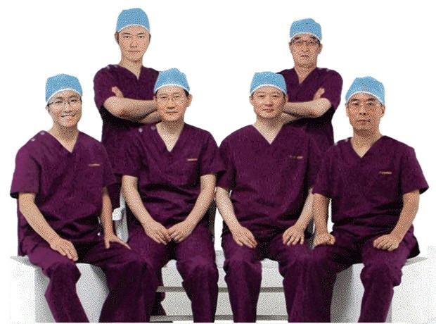 수술모·자주색 수술복 차림의 서연성형외과 의료진 단체 사진